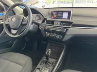 BMW X1 sDrive18iA High Executive | Cruise Control | Camera | Navigatie | Stoelverwarming | LM-Velgen | Climate Control | Elektrisch bedienbare Achterklep | Parkeer Sensoren voor en achter | LED Verlichting Foto