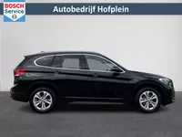 BMW X1 sDrive18iA High Executive | Cruise Control | Camera | Navigatie | Stoelverwarming | LM-Velgen | Climate Control | Elektrisch bedienbare Achterklep | Parkeer Sensoren voor en achter | LED Verlichting Foto